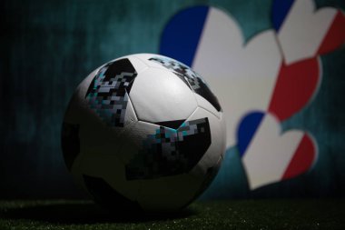 Bakü, Azerbaycan - 08 Temmuz 2018: Yaratıcı kavramı. Resmi Rusya 2018 Dünya Kupası futbol topu Adidas Telstar 18 yeşil çimenlerin üzerinde. Destek Fransa takım kavramı. Seçici odak