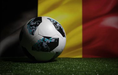 Bakü, Azerbaycan - 08 Temmuz 2018: Yaratıcı kavramı. Resmi Rusya 2018 Dünya Kupası futbol topu Adidas Telstar 18 yeşil çimenlerin üzerinde. Destek Belçika takım kavramı. Seçici odak
