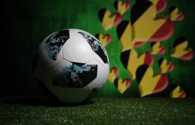 Bakü, Azerbaycan - 08 Temmuz 2018: Yaratıcı kavramı. Resmi Rusya 2018 Dünya Kupası futbol topu Adidas Telstar 18 yeşil çimenlerin üzerinde. Destek Belçika takım kavramı. Seçici odak