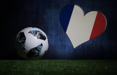 Bakü, Azerbaycan - 08 Temmuz 2018: Yaratıcı kavramı. Resmi Rusya 2018 Dünya Kupası futbol topu Adidas Telstar 18 yeşil çimenlerin üzerinde. Destek Fransa takım kavramı. Seçici odak