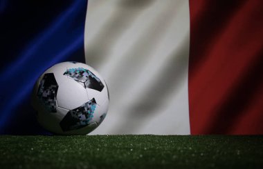 Bakü, Azerbaycan - 08 Temmuz 2018: Yaratıcı kavramı. Resmi Rusya 2018 Dünya Kupası futbol topu Adidas Telstar 18 yeşil çimenlerin üzerinde. Destek Fransa takım kavramı. Seçici odak