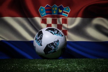 Bakü, Azerbaycan - 08 Temmuz 2018: Yaratıcı kavramı. Resmi Rusya 2018 Dünya Kupası futbol topu Adidas Telstar 18 yeşil çimenlerin üzerinde. Destek Hırvatistan takım kavramı. Seçici odak