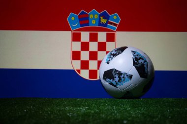 Bakü, Azerbaycan - 08 Temmuz 2018: Yaratıcı kavramı. Resmi Rusya 2018 Dünya Kupası futbol topu Adidas Telstar 18 yeşil çimenlerin üzerinde. Destek Hırvatistan takım kavramı. Seçici odak