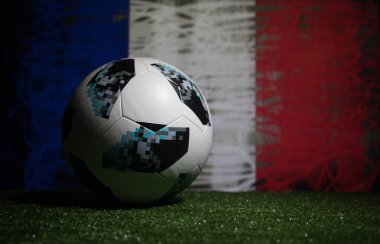 Bakü, Azerbaycan - 08 Temmuz 2018: Yaratıcı kavramı. Resmi Rusya 2018 Dünya Kupası futbol topu Adidas Telstar 18 yeşil çimenlerin üzerinde. Destek Fransa takım kavramı. Seçici odak