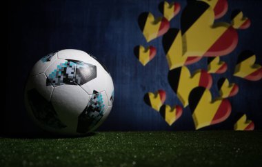 Bakü, Azerbaycan - 08 Temmuz 2018: Yaratıcı kavramı. Resmi Rusya 2018 Dünya Kupası futbol topu Adidas Telstar 18 yeşil çimenlerin üzerinde. Destek Belçika takım kavramı. Seçici odak