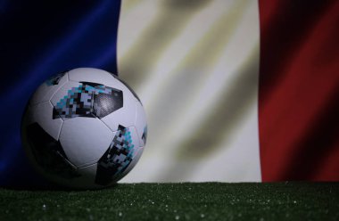 Bakü, Azerbaycan - 08 Temmuz 2018: Yaratıcı kavramı. Resmi Rusya 2018 Dünya Kupası futbol topu Adidas Telstar 18 yeşil çimenlerin üzerinde. Destek Fransa takım kavramı. Seçici odak