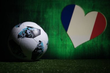 Bakü, Azerbaycan - 08 Temmuz 2018: Yaratıcı kavramı. Resmi Rusya 2018 Dünya Kupası futbol topu Adidas Telstar 18 yeşil çimenlerin üzerinde. Destek Fransa takım kavramı. Seçici odak