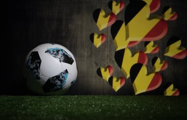 Bakü, Azerbaycan - 08 Temmuz 2018: Yaratıcı kavramı. Resmi Rusya 2018 Dünya Kupası futbol topu Adidas Telstar 18 yeşil çimenlerin üzerinde. Destek Belçika takım kavramı. Seçici odak