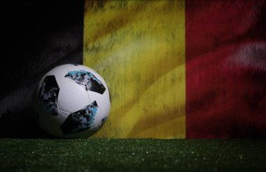 Bakü, Azerbaycan - 08 Temmuz 2018: Yaratıcı kavramı. Resmi Rusya 2018 Dünya Kupası futbol topu Adidas Telstar 18 yeşil çimenlerin üzerinde. Destek Belçika takım kavramı. Seçici odak