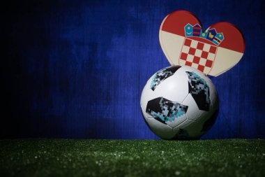 Bakü, Azerbaycan - 08 Temmuz 2018: Yaratıcı kavramı. Resmi Rusya 2018 Dünya Kupası futbol topu Adidas Telstar 18 yeşil çimenlerin üzerinde. Destek Hırvatistan takım kavramı. Seçici odak