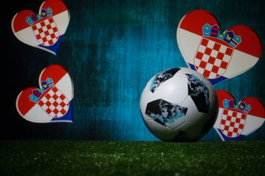 Bakü, Azerbaycan - 08 Temmuz 2018: Yaratıcı kavramı. Resmi Rusya 2018 Dünya Kupası futbol topu Adidas Telstar 18 yeşil çimenlerin üzerinde. Destek Hırvatistan takım kavramı. Seçici odak