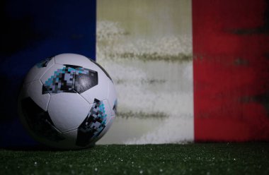 Bakü, Azerbaycan - 08 Temmuz 2018: Yaratıcı kavramı. Resmi Rusya 2018 Dünya Kupası futbol topu Adidas Telstar 18 yeşil çimenlerin üzerinde. Destek Fransa takım kavramı. Seçici odak