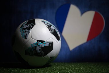 Bakü, Azerbaycan - 08 Temmuz 2018: Yaratıcı kavramı. Resmi Rusya 2018 Dünya Kupası futbol topu Adidas Telstar 18 yeşil çimenlerin üzerinde. Destek Fransa takım kavramı. Seçici odak