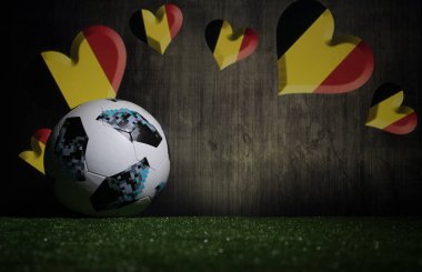 Bakü, Azerbaycan - 08 Temmuz 2018: Yaratıcı kavramı. Resmi Rusya 2018 Dünya Kupası futbol topu Adidas Telstar 18 yeşil çimenlerin üzerinde. Destek Belçika takım kavramı. Seçici odak