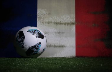 Bakü, Azerbaycan - 08 Temmuz 2018: Yaratıcı kavramı. Resmi Rusya 2018 Dünya Kupası futbol topu Adidas Telstar 18 yeşil çimenlerin üzerinde. Destek Fransa takım kavramı. Seçici odak