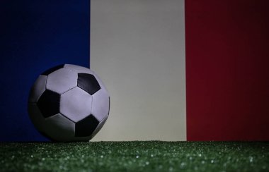 Futbol 2018. Yaratıcı kavramı. Yeşil çimenlerin üzerinde futbol topu. Destek Fransa takım kavramı. Seçici odak