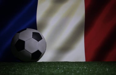 Futbol 2018. Yaratıcı kavramı. Yeşil çimenlerin üzerinde futbol topu. Destek Fransa takım kavramı. Seçici odak