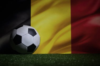 Futbol 2018. Yaratıcı kavramı. Yeşil çimenlerin üzerinde futbol topu. Destek Belçika takım kavramı. Seçici odak