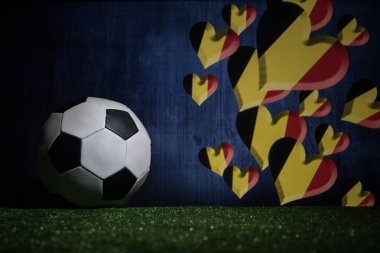 Futbol 2018. Yaratıcı kavramı. Yeşil çimenlerin üzerinde futbol topu. Destek Belçika takım kavramı. Seçici odak