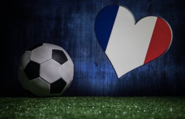 Futbol 2018. Yaratıcı kavramı. Yeşil çimenlerin üzerinde futbol topu. Destek Fransa takım kavramı. Seçici odak
