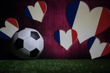 Futbol 2018. Yaratıcı kavramı. Yeşil çimenlerin üzerinde futbol topu. Destek Fransa takım kavramı. Seçici odak