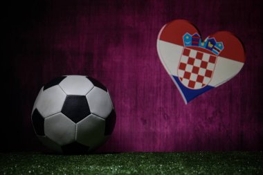 Futbol 2018. Yaratıcı kavramı. Yeşil çimenlerin üzerinde futbol topu. Destek Hırvatistan takım kavramı. Seçici odak