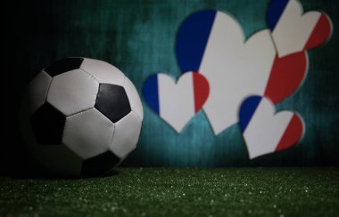 Futbol 2018. Yaratıcı kavramı. Yeşil çimenlerin üzerinde futbol topu. Destek Fransa takım kavramı. Seçici odak