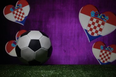 Futbol 2018. Yaratıcı kavramı. Yeşil çimenlerin üzerinde futbol topu. Destek Hırvatistan takım kavramı. Seçici odak