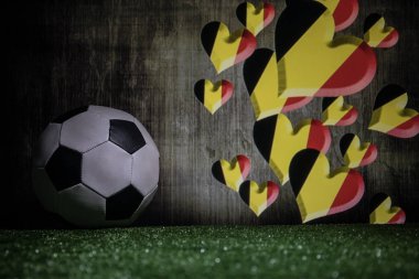 Futbol 2018. Yaratıcı kavramı. Yeşil çimenlerin üzerinde futbol topu. Destek Belçika takım kavramı. Seçici odak