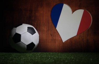 Futbol 2018. Yaratıcı kavramı. Yeşil çimenlerin üzerinde futbol topu. Destek Fransa takım kavramı. Seçici odak