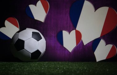 Futbol 2018. Yaratıcı kavramı. Yeşil çimenlerin üzerinde futbol topu. Destek Fransa takım kavramı. Seçici odak