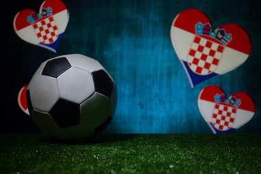 Futbol 2018. Yaratıcı kavramı. Yeşil çimenlerin üzerinde futbol topu. Destek Hırvatistan takım kavramı. Seçici odak