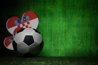 Futbol 2018. Yaratıcı kavramı. Yeşil çimenlerin üzerinde futbol topu. Destek Hırvatistan takım kavramı. Seçici odak