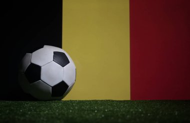 Futbol 2018. Yaratıcı kavramı. Yeşil çimenlerin üzerinde futbol topu. Destek Belçika takım kavramı. Seçici odak