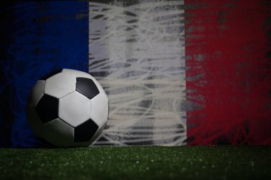 Futbol 2018. Yaratıcı kavramı. Yeşil çimenlerin üzerinde futbol topu. Destek Fransa takım kavramı. Seçici odak