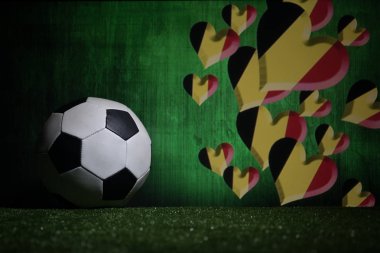 Futbol 2018. Yaratıcı kavramı. Yeşil çimenlerin üzerinde futbol topu. Destek Belçika takım kavramı. Seçici odak