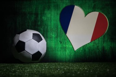 Futbol 2018. Yaratıcı kavramı. Yeşil çimenlerin üzerinde futbol topu. Destek Fransa takım kavramı. Seçici odak