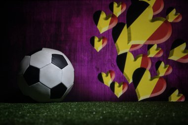 Futbol 2018. Yaratıcı kavramı. Yeşil çimenlerin üzerinde futbol topu. Destek Belçika takım kavramı. Seçici odak