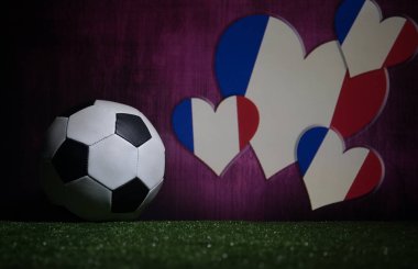 Futbol 2018. Yaratıcı kavramı. Yeşil çimenlerin üzerinde futbol topu. Destek Fransa takım kavramı. Seçici odak