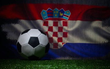 Futbol 2018. Yaratıcı kavramı. Yeşil çimenlerin üzerinde futbol topu. Destek Hırvatistan takım kavramı. Seçici odak