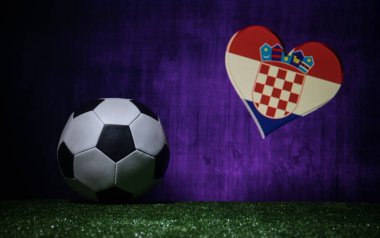 Futbol 2018. Yaratıcı kavramı. Yeşil çimenlerin üzerinde futbol topu. Destek Hırvatistan takım kavramı. Seçici odak