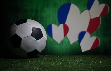Futbol 2018. Yaratıcı kavramı. Yeşil çimenlerin üzerinde futbol topu. Destek Fransa takım kavramı. Seçici odak