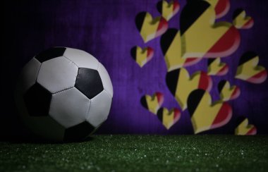 Futbol 2018. Yaratıcı kavramı. Yeşil çimenlerin üzerinde futbol topu. Destek Belçika takım kavramı. Seçici odak