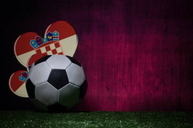 Futbol 2018. Yaratıcı kavramı. Yeşil çimenlerin üzerinde futbol topu. Destek Hırvatistan takım kavramı. Seçici odak