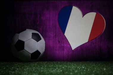 Futbol 2018. Yaratıcı kavramı. Yeşil çimenlerin üzerinde futbol topu. Destek Fransa takım kavramı. Seçici odak