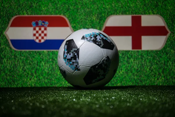 Bakü, Azerbaycan - 08 Temmuz 2018: Yaratıcı kavramı. Resmi Rusya 2018 Dünya Kupası futbol topu Adidas Telstar 18 yeşil çimenlerin üzerinde. İngiltere ve Hırvatistan. Seçici odak