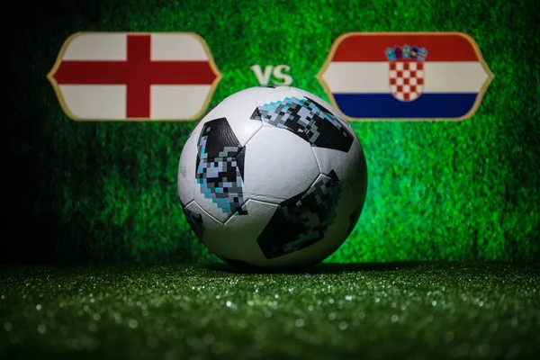 Bakü, Azerbaycan - 08 Temmuz 2018: Yaratıcı kavramı. Resmi Rusya 2018 Dünya Kupası futbol topu Adidas Telstar 18 yeşil çimenlerin üzerinde. İngiltere ve Hırvatistan. Seçici odak