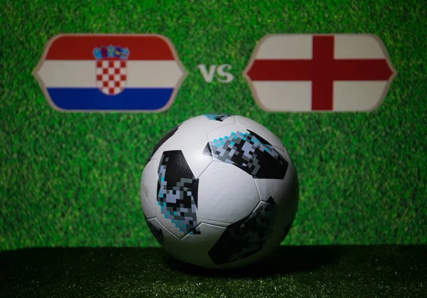 Bakü, Azerbaycan - 08 Temmuz 2018: Yaratıcı kavramı. Resmi Rusya 2018 Dünya Kupası futbol topu Adidas Telstar 18 yeşil çimenlerin üzerinde. İngiltere ve Hırvatistan. Seçici odak