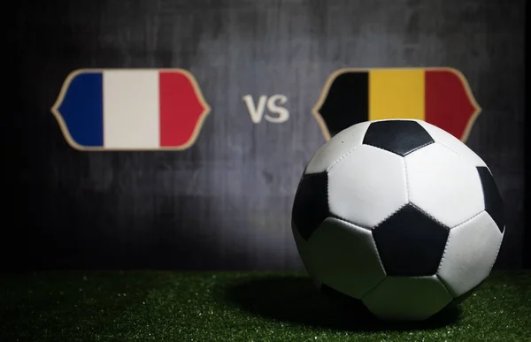 足球2018 创意理念 绿色草地上的足球 法国和比利时 选择性聚焦 — 图库照片