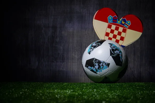 Bakü, Azerbaycan - 08 Temmuz 2018: Yaratıcı kavramı. Resmi Rusya 2018 Dünya Kupası futbol topu Adidas Telstar 18 yeşil çimenlerin üzerinde. Destek Hırvatistan takım kavramı. Seçici odak
